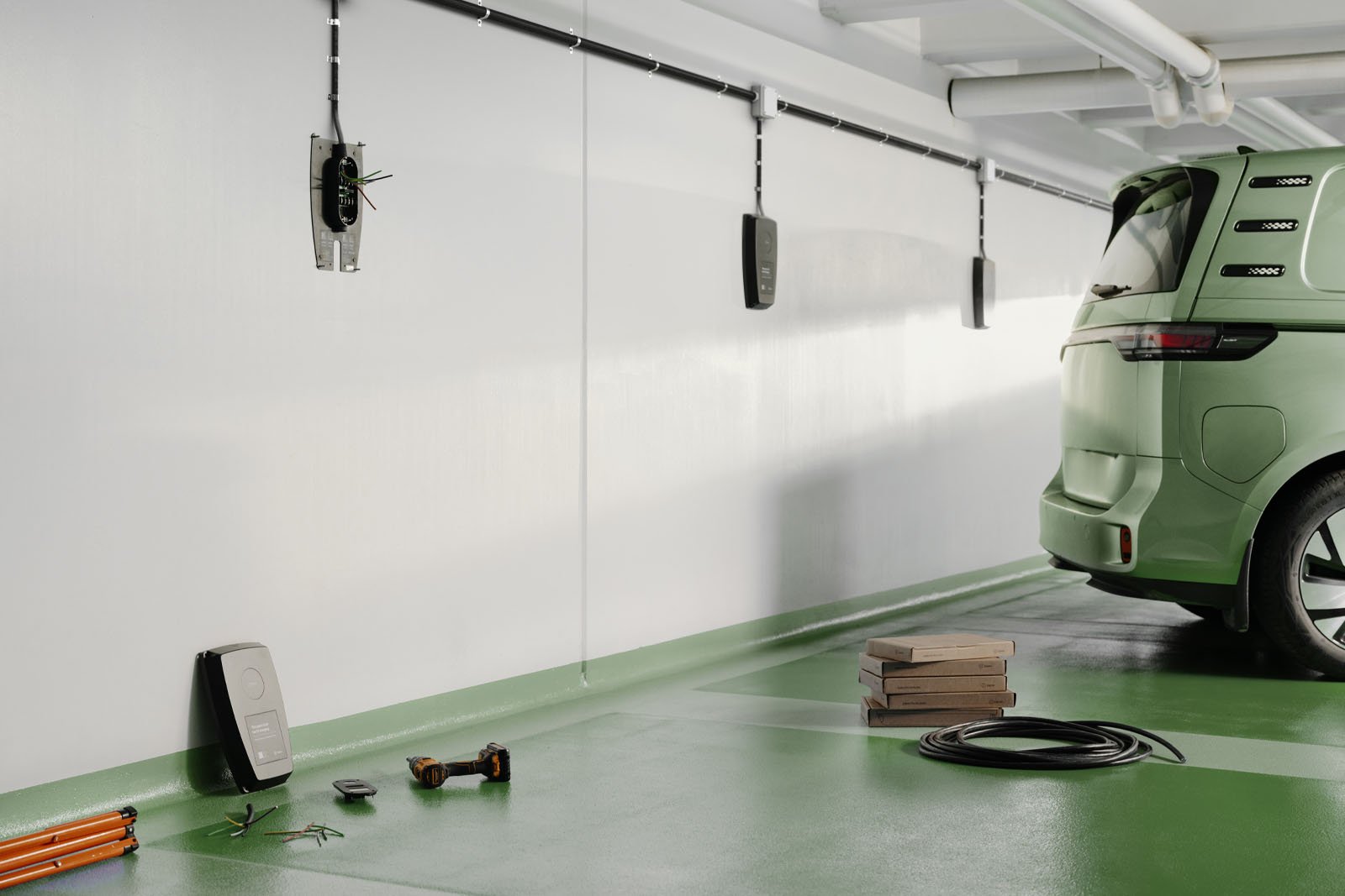 Zaptec_Pro_Backplate_Cover_System_Commercial_Charging_3047-RoundCables_1600px 1