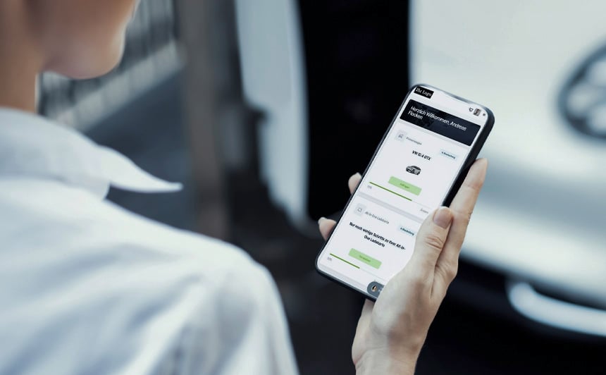 Hand hält Smartphone mit e-mobilio App – Symbol für digitale Verwaltung von Ladekarten und Ladevorgängen im Flottenmanagement