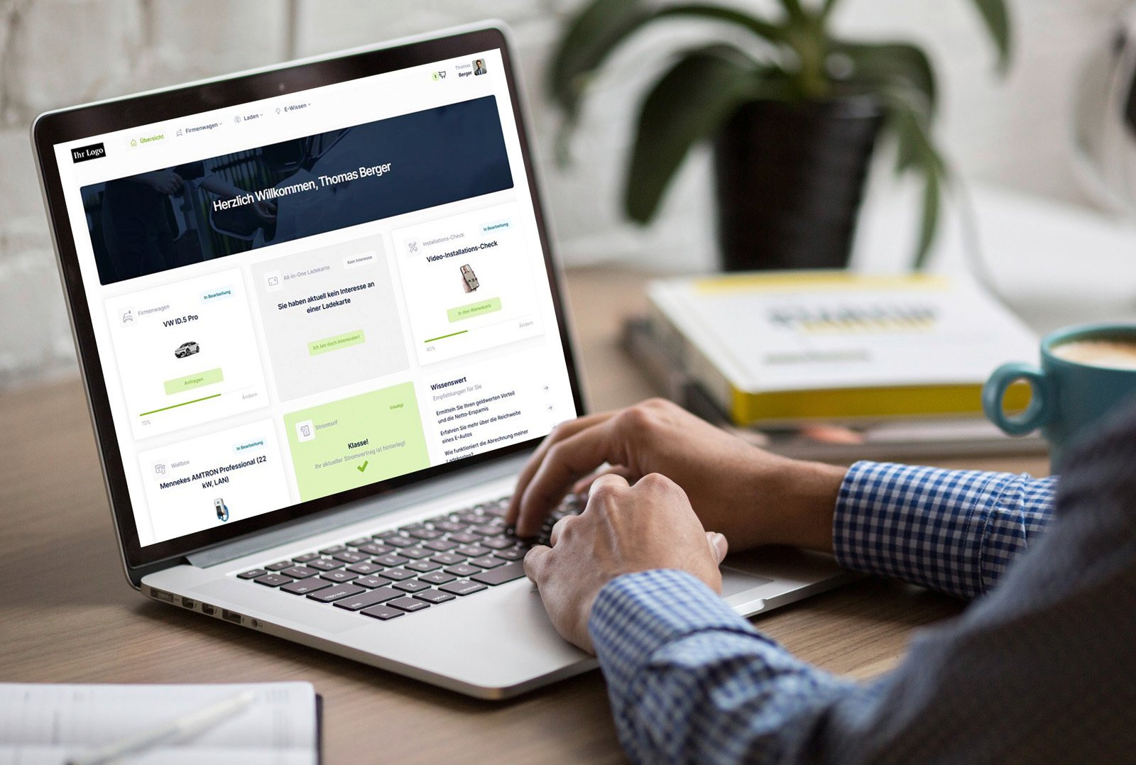 Mitarbeiter nutzt das e-Mobilio Mitarbeiterportal auf einem Laptop zur Verwaltung von E-Mobilitätsservices wie Ladevorgänge, Wallboxen und deren Installation
